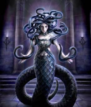 美丽的少女,因为冒犯了雅典娜,雅典娜一怒之下将美杜莎的头发变成毒蛇