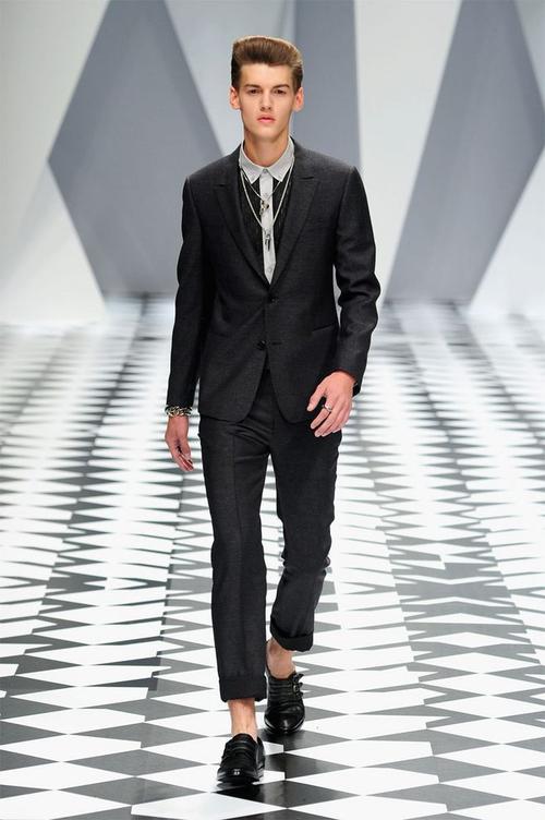 米兰春夏t台男装秀 男模各个帅气逼人[高清组图]