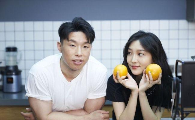 德云社烧饼妻子晒看孩子照片,表面看似是抱怨,实际是在秀恩爱