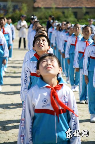 学生们行注目礼.东北网记者 孙晓锐 摄