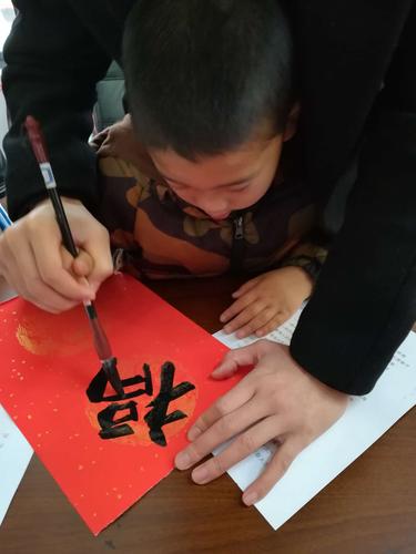 开福区金霞小学一年级荷叶青青中队社会实践活动之剪窗花,写福字,欢