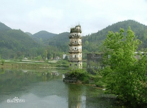 在利川市团堡镇境内的318国道旁,有一汪碧波荡漾的湖水,像一颗绿宝石