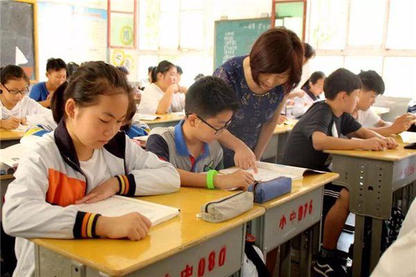 老师颜值能有多高?海南中学两张"王炸"太惊艳:红玫瑰与白玫瑰