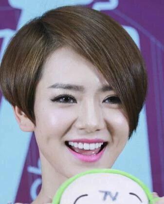 这种前长后短的发型加什么名字