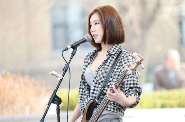 最近很火的韩国美女贝斯手李智仁lee ji in自拍美照! (附资料)