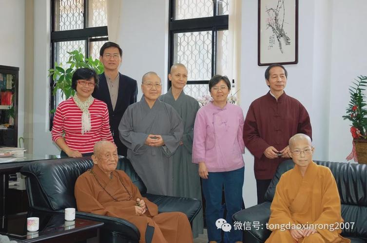 (上图前排左一为梦参长老,后排中为仁隐法师,左三为隆迅法师