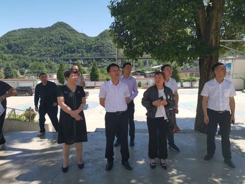 钟山区区委副书记区长易基恒到钟山区第二十三小学调研校园改扩建工作