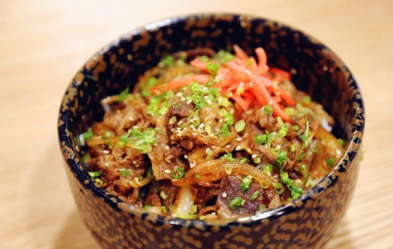  p>日式牛肉饭是一种日式速食食品,是为丼物(盖浇饭)之一种.