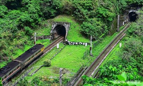 童年是火车过山洞时的祈盼,童年是睡在麦秸草上的美梦