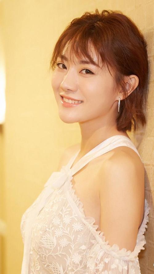 牟星精美壁纸:面容精致,笑容娇俏,眼神妩媚动人