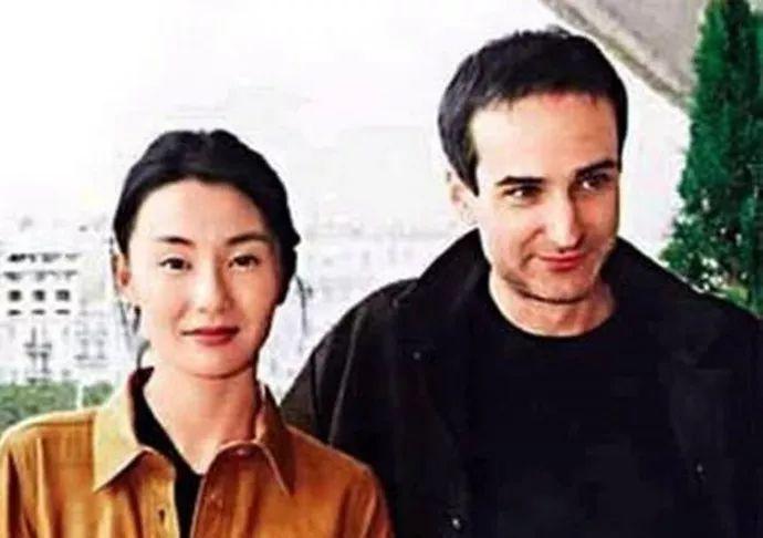 54岁张曼玉搬离豪宅住进平民区,身材消瘦的让人心疼