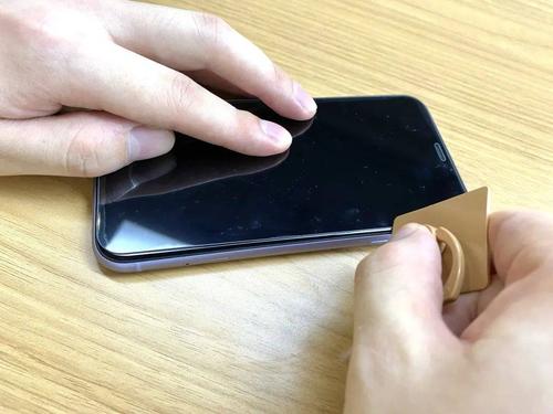 第五步:手机贴膜全部贴下去后,要检查是否有气泡,如有气泡可用刮片或