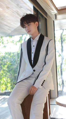 演员任嘉伦,帅气写真照,请来收藏你的心上人吧