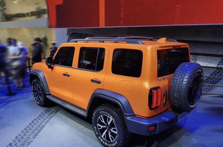 丰田霸道停产了,长城坦克来了!外观不输卫士,内饰媲美大g-新浪汽车