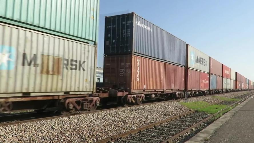 铁路运输集装箱火车装载货物_1920x1080_高清视频素材下载(编号