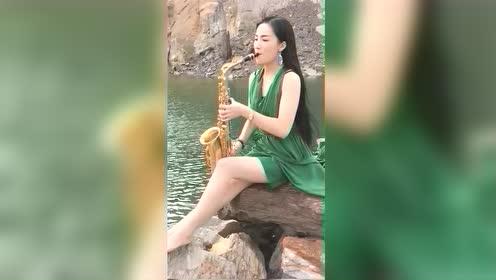 农村美女萨克斯演奏,这首很容易听哭的经典歌曲你还记得吗?