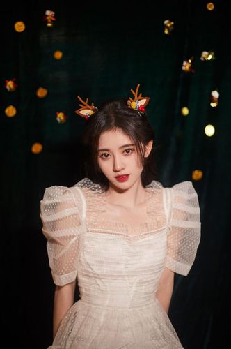 鞠婧祎戴鹿角头饰拍圣诞节写真 身穿蕾丝纱裙上演锁骨杀