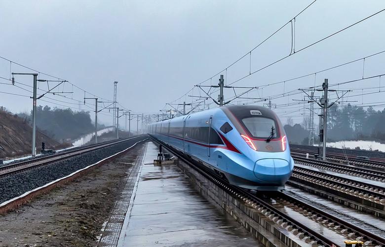 2021年1月16日,行驶在乌蒙大地的复兴号 cr300af 型动车"蓝精灵".