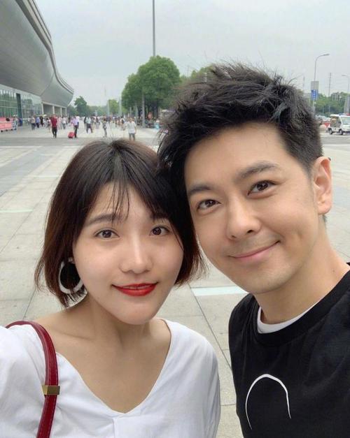 林志颖到常州工作,开心与路人合影,没有明星架子,好