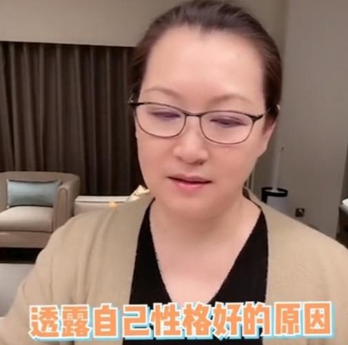 赵本山老婆马丽娟在直播中谈到退休金,主动透露是4200多块