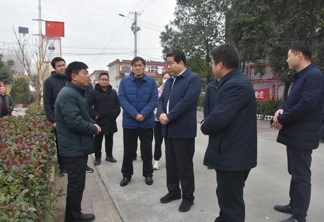 本网讯 12月16日上午,市长李飞到孙店镇,李寨镇和贾岭镇调研农村人居