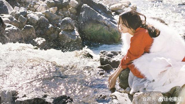 一组雪山旅拍九宫格,一袭古风红衣置身雪山溪水间,阳光细碎洒在发丝上