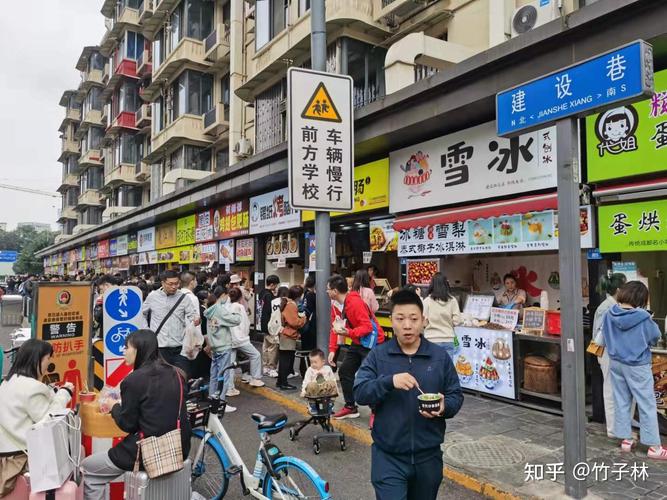 查了一上午,都推荐成都建设路这边的小吃,于是中午不吃饭,建设路干饭