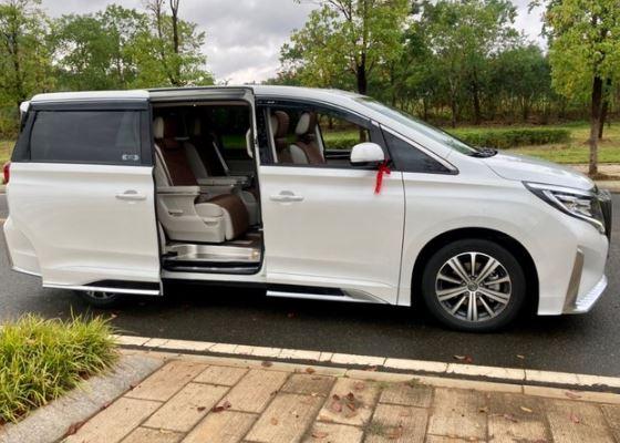 广汽传祺gm8大师版现身,配电动侧滑门,自重超2吨,油耗8.5l