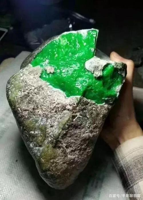 缅甸十大翡翠名坑之一的会卡场口,出产原石的特点你
