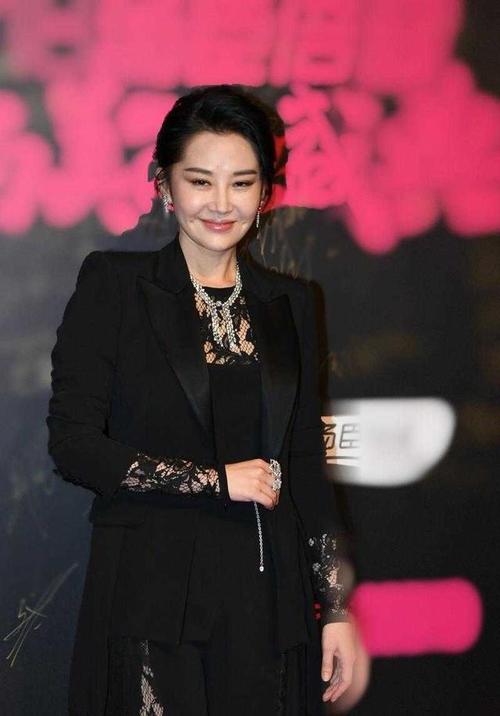 许晴真会抓眼球一身黑色造型配透视蕾丝内搭妩媚又有高级范