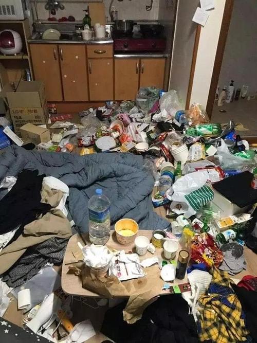 女生还亲狗狗的嘴袜子内裤放在一个矿泉水桶里泡水穿过的臭袜子塞在