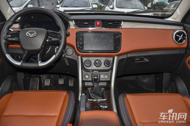 内饰部分,s3l采用红黑双色搭配,配备大尺寸中控屏幕,下方的实体