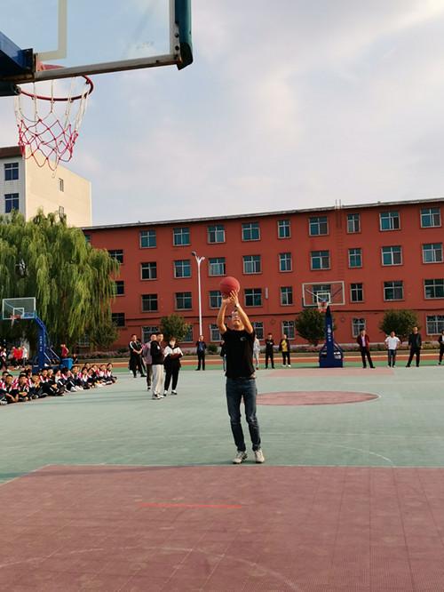 阜蒙县高级中学举行教职工趣味投篮活动
