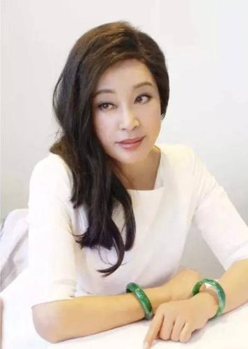 △刘晓庆老师一直以来都是翡翠玉石界的达人 相对于金银手镯来说