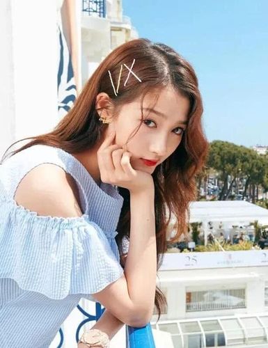 小时候用的发卡成新潮,学关晓彤用它装扮发型,轻松嫩回18岁