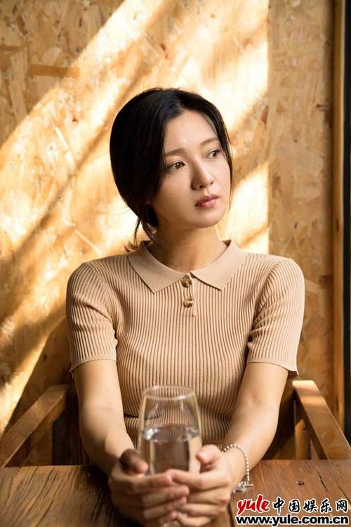 傅晶写真沐浴暖阳 "逆生长"颜值尽显魅力