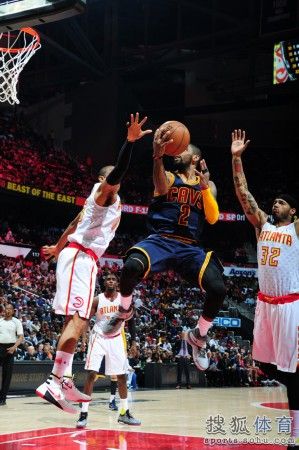 高清图:骑士战老鹰 欧文折叠上篮詹皇蓄力突破