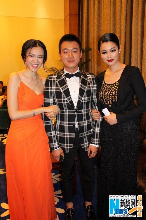 均是模特出身的于娜和李艾与佟大为贴身合影好似将其"绑架".