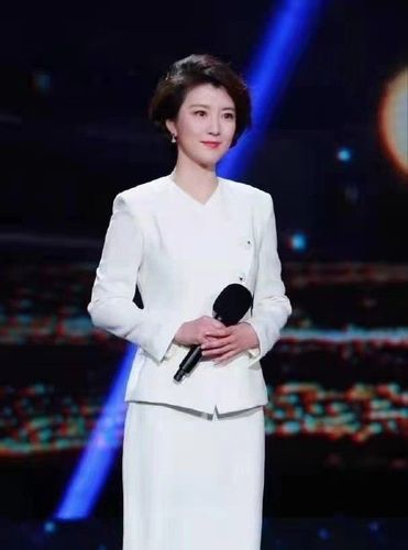 央视终于换新人主播!36岁崔爽大龄入职,甜美脸穿西装比董卿美