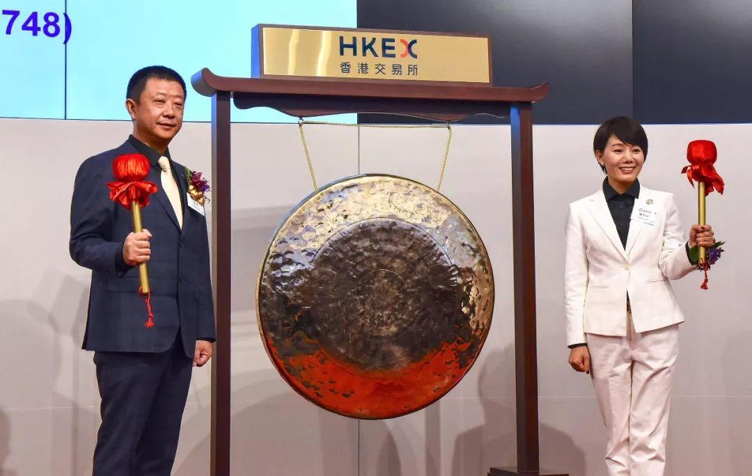 2018年9月26日,海底捞上市,创始人张勇和杨丽娟(图右)一起现身