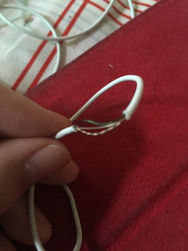 一只耳机不响了 想剪开重新接一下线 是必须要焊接的吗 还是怎么接