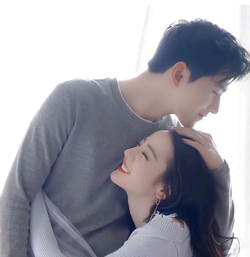 杨洋在台上跟迪丽热巴讲悄悄话,看懂他的口型后,你俩也太甜了