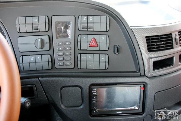 右边是差速锁,电气喇叭转换,危险报警灯,雾灯,定速巡航,驾驶室翻转