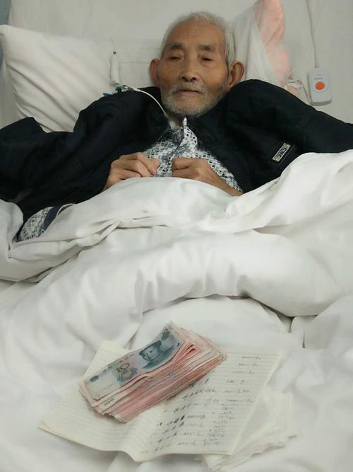老人在病床上