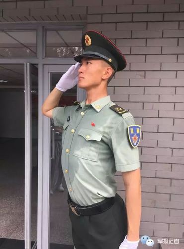 但太阳丝毫不吝啬日照,33°c的桑拿天,仪仗队的女兵们顶着日晒和蒸笼