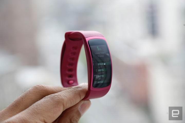 三星gearfit2实物上手简评amoled曲面不要太美