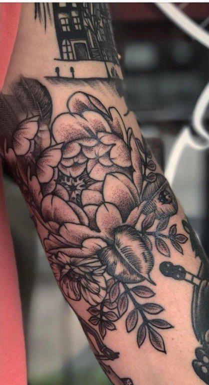 文艺花朵纹身 男生手臂上花朵纹身图案