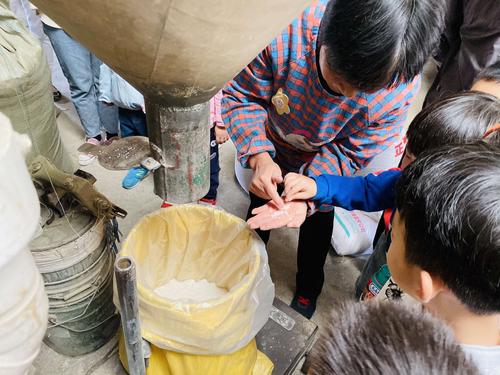 哇,黄黄的稻壳褪去后就是白白的大米.