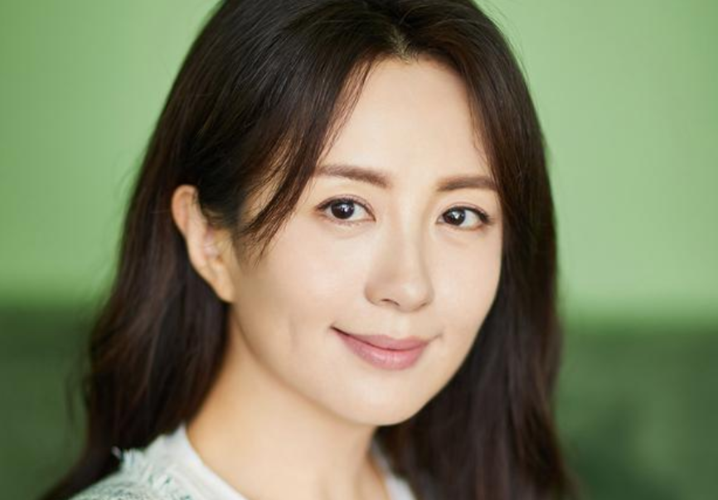 曾是央视主持人,当红隐退诞下私生子,今44岁不婚儿子生父成谜