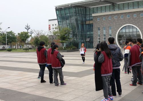 张家港市普通高中课程改革深化工程展示活动在崇真中学举行